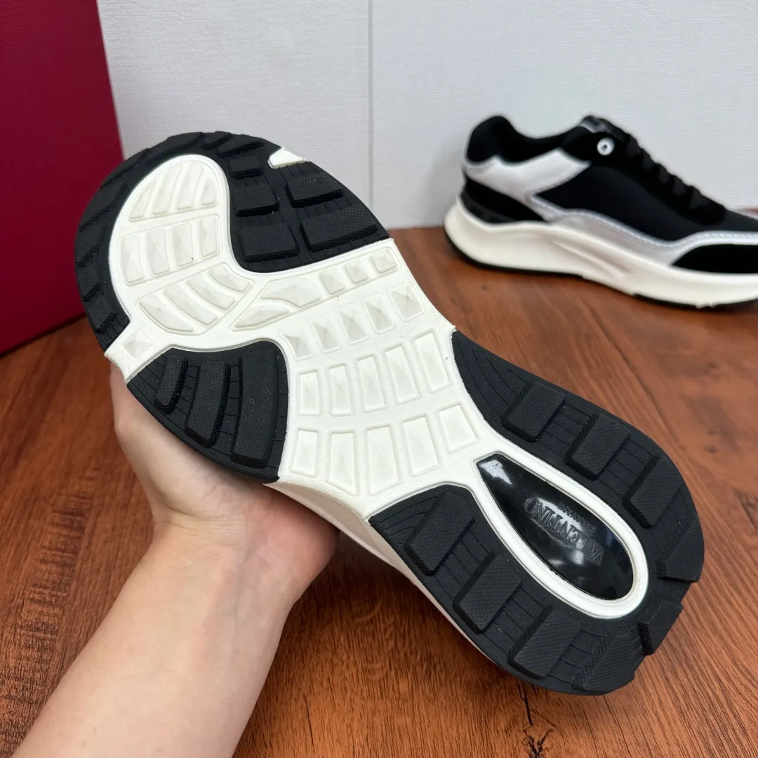 [Valentino] Top P: 820💰 Size: 39-44 leather shoe size (can be customized 38.45 cannot be returned or exchanged) VALENTION/Valentino FREEDOTS series new spring and summer men's sports shoes Lightweight and breathable casual thick-soled men's shoes Classic contrasting splicing design Suede cowhide stitching nappa calfskin + breathable technical mesh material Hot glue brand pattern badge logo details Delicate calfskin feet Lightweight mesh lining, ultra-light TPU foam rubber outsole, sports version, thick-soled style design, easy and versatile, multiple colors available, able to meet various matching needs, complete package! Item number: HL6688 black and white